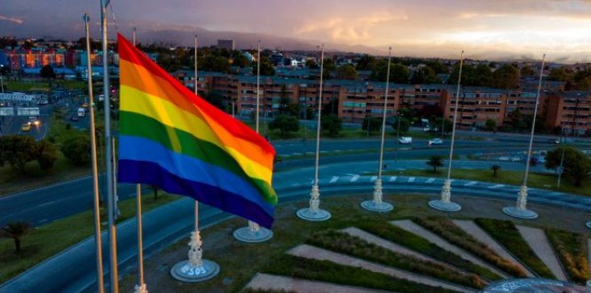 Por primera vez se izó la bandera LGBTI en el Monumento de las Banderas
