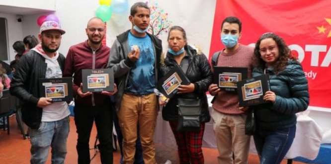 La Alcaldía Local de Kennedy está entregando tablets a personas en condición de capacidad