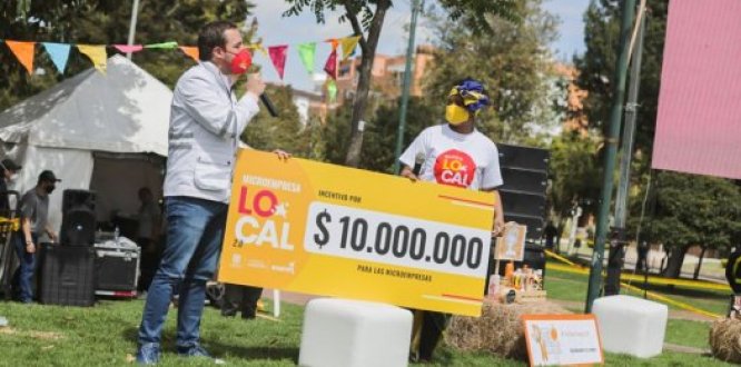 El alcalde mayor de Bogotá (e) entregó apoyos de hasta 10 millones de pesos a microempresarios y emprendedores informales