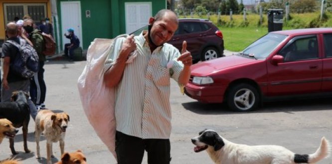 Fotografía de habitante de calle participando en la jornada de autocuidado Jornada de autocuidado a habitantes de calle del Humedal Tingua Azul