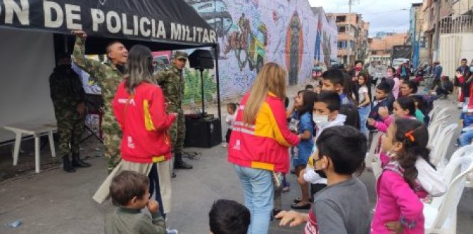 Más de 100 habitantes de calle, coroteros y carreteros de Kennedy recibieron cena navideña y una tarde de cine