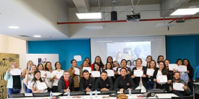 Los primeros 113 emprendedores de 650 recibieron su licencia de conducción gracias a la Alcaldía Local de Kennedy