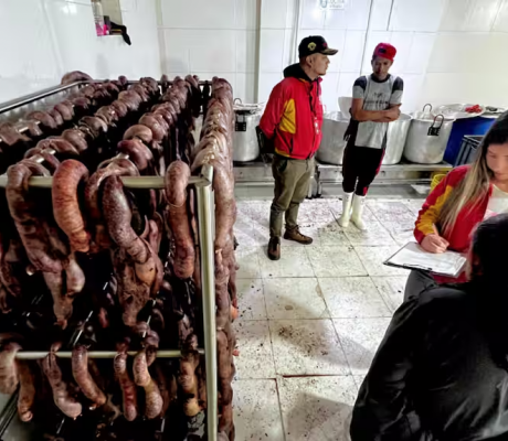 Autoridades sellan conocida fábrica de morcilla en Corabastos por condiciones antihigiénicas.