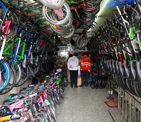 Por incumplir con documentación, autoridades sellan locales de celulares y bicis